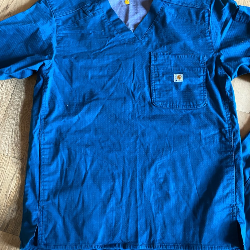 Carhartt scrubs unit of 2.tops. Size small - Picture 3 of 6